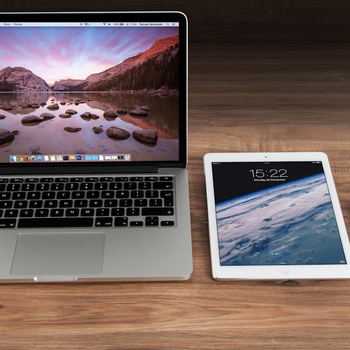 apple-iphone-smartphone-desk